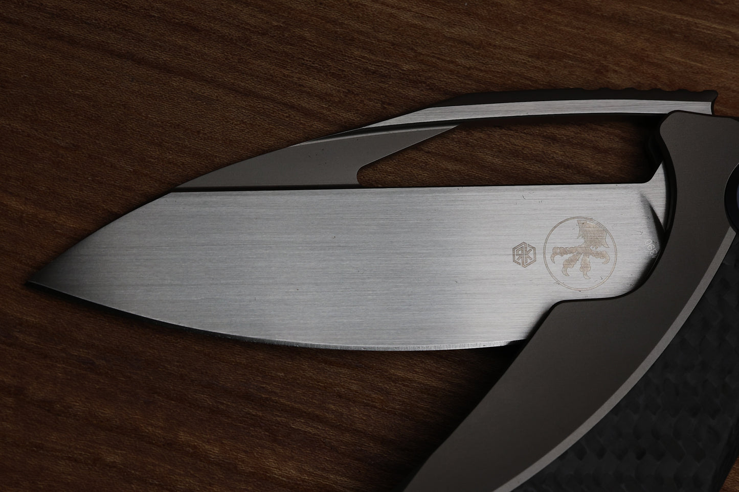MICROTECH MATRIX TITANIUM W/ CARBON FIBER SCALES & BLUE TI PIVOT COLLARS W/ HAND SATIN M390 165C-4 CFTI