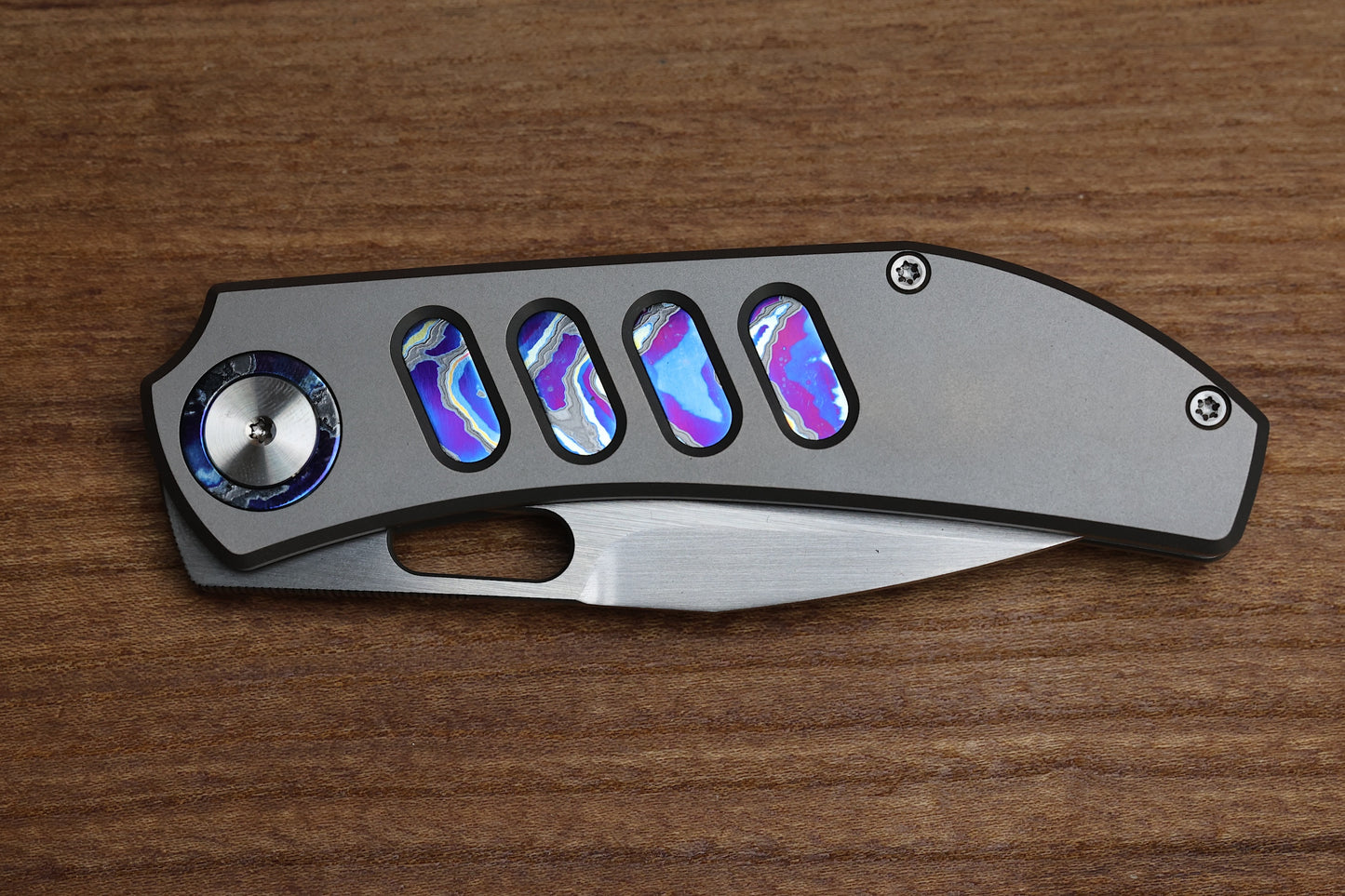 YAN’S CHEVRON- TITANIUM FRONT FLIPPER WITH ZIRCUTI INLAY THUMB HOLE