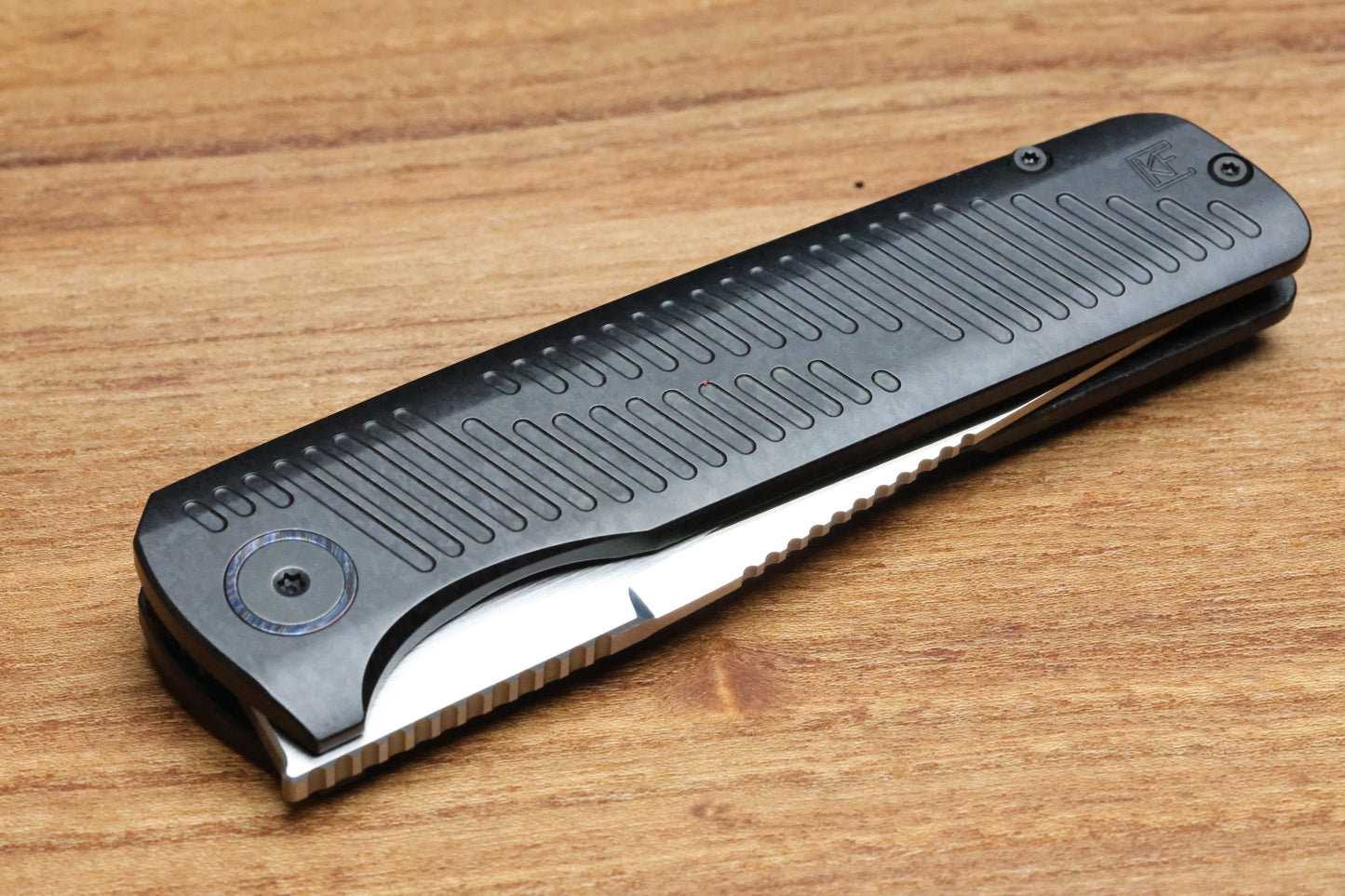 CUSTOM KNIFE FACTORY YETI GNOME 2.0 CRYSTAL TITANIUM & M398