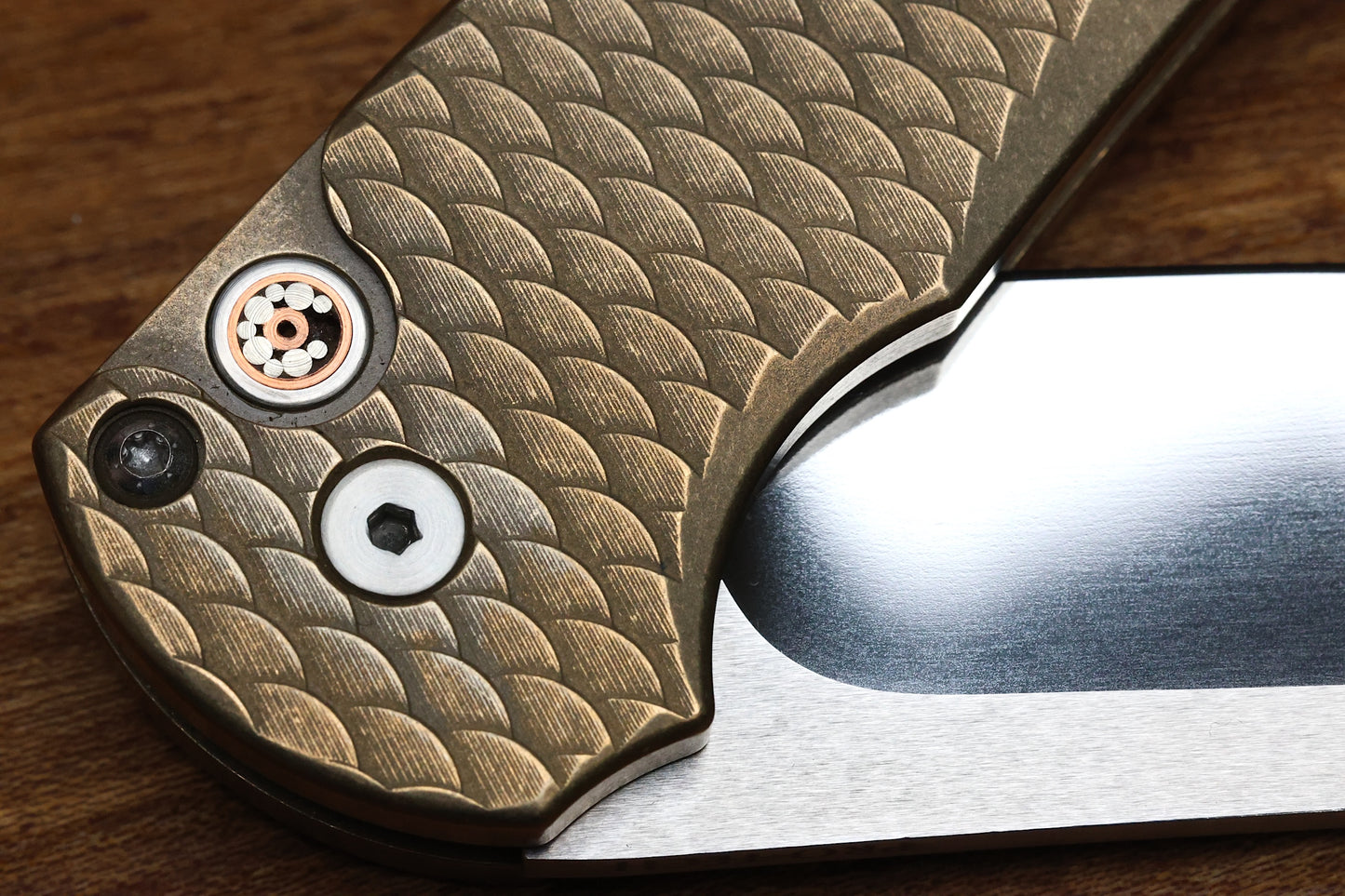 PRO-TECH CUSTOM MALIBU BLADE SHOW ATLANTA 2024 EXCLUSIVE - DISTRESSED A1BRONZE "DRAGON SCALE" HANDLE - MIKE IRIE COMPOUND HAND GROUND MIRROR POLISH WHARNCLIFFE BLADE
