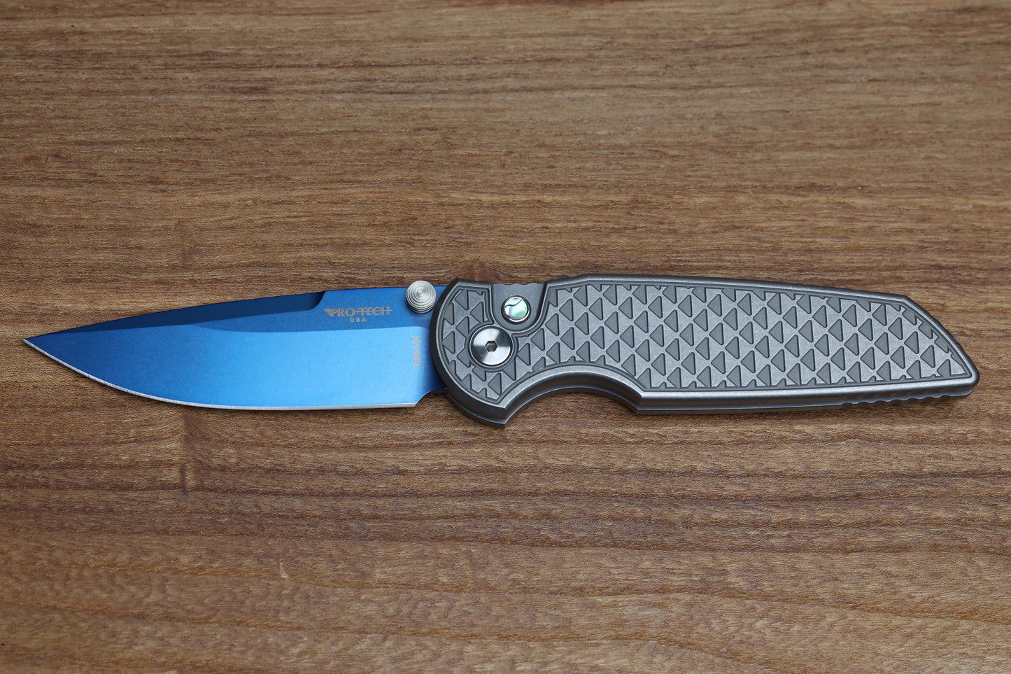 PRO-TECH TR-3 INTEGRITY CUSTOM MANUAL RELIC STONEWASH STAINLESS HANDLES W/ SAPPHIRE BLUE S35 2024 INTEGRITY CUSTOM 003