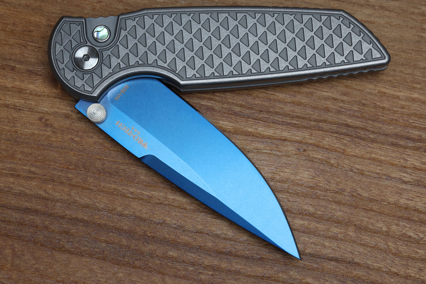 PRO-TECH TR-3 INTEGRITY CUSTOM MANUAL RELIC STONEWASH STAINLESS HANDLES W/ SAPPHIRE BLUE S35 2024 INTEGRITY CUSTOM 003