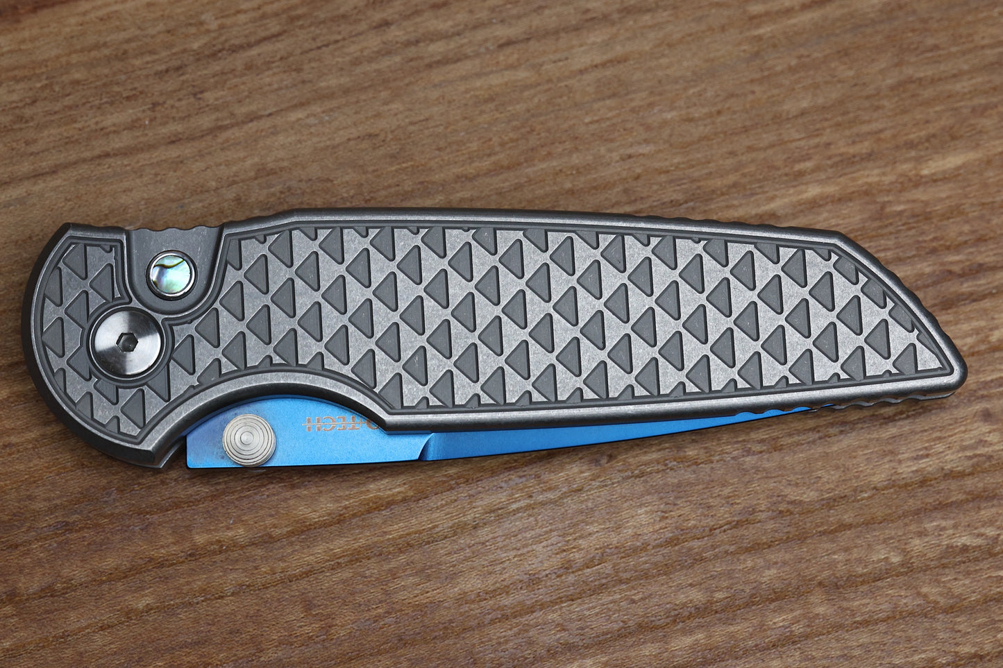 PRO-TECH TR-3 INTEGRITY CUSTOM MANUAL RELIC STONEWASH STAINLESS HANDLES W/ SAPPHIRE BLUE S35 2024 INTEGRITY CUSTOM 003