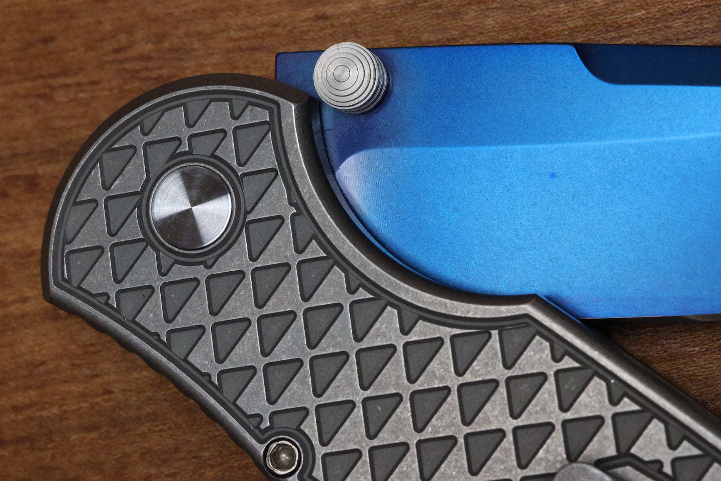 PRO-TECH TR-3 INTEGRITY CUSTOM MANUAL RELIC STONEWASH STAINLESS HANDLES W/ SAPPHIRE BLUE S35 2024 INTEGRITY CUSTOM 003