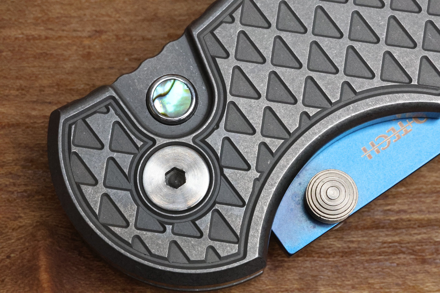 PRO-TECH TR-3 INTEGRITY CUSTOM MANUAL RELIC STONEWASH STAINLESS HANDLES W/ SAPPHIRE BLUE S35 2024 INTEGRITY CUSTOM 003