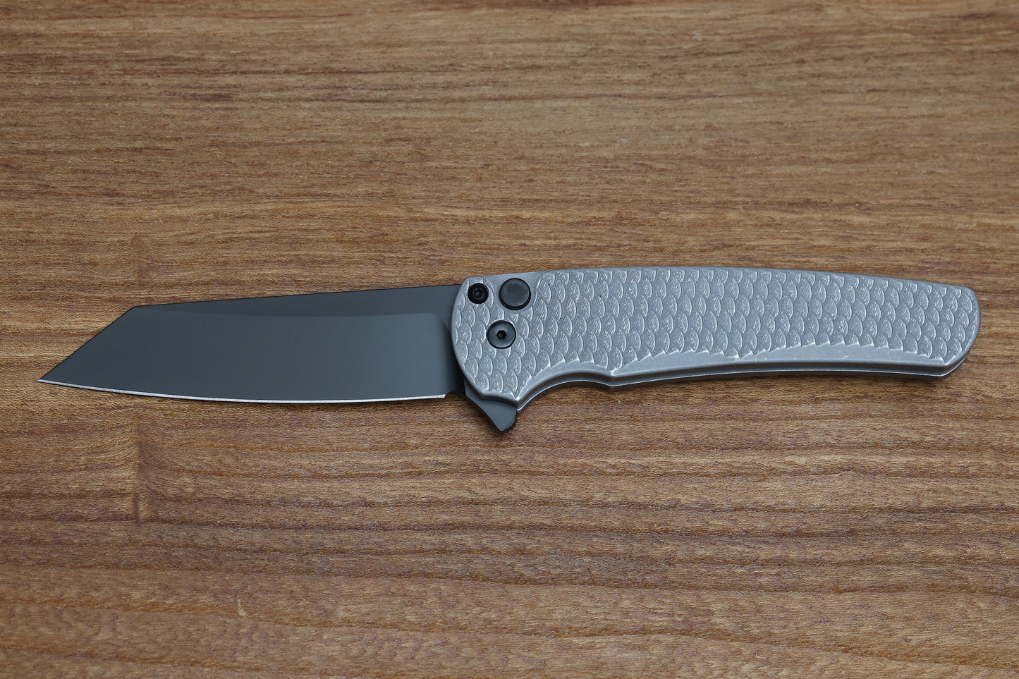 PRO-TECH MALIBU BATTLEWORN GRAY ALUMINUM “DRAGON SCALE” HANDLE & DLC MAGNACUT REVERSE TANTO 5436-BW GREY