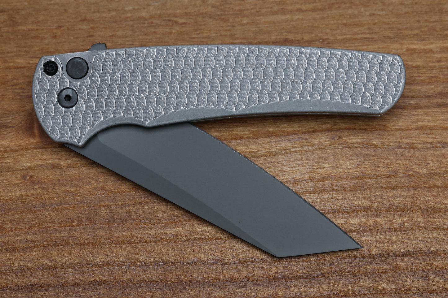 PRO-TECH MALIBU BATTLEWORN GRAY ALUMINUM “DRAGON SCALE” HANDLE & DLC MAGNACUT REVERSE TANTO 5436-BW GREY