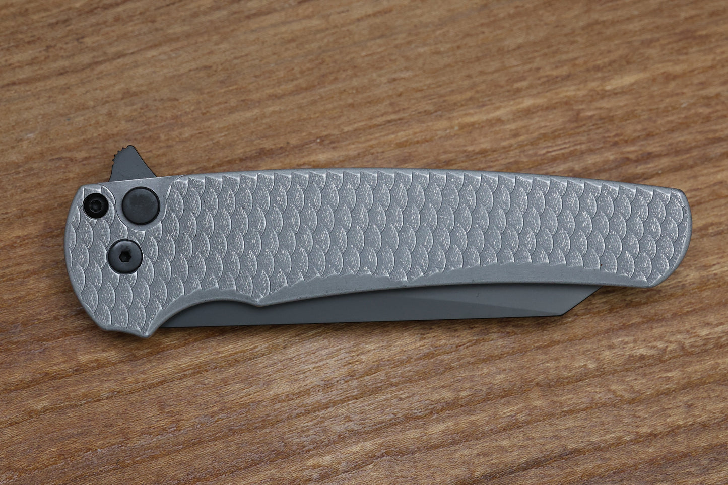 PRO-TECH MALIBU BATTLEWORN GRAY ALUMINUM “DRAGON SCALE” HANDLE & DLC MAGNACUT REVERSE TANTO 5436-BW GREY