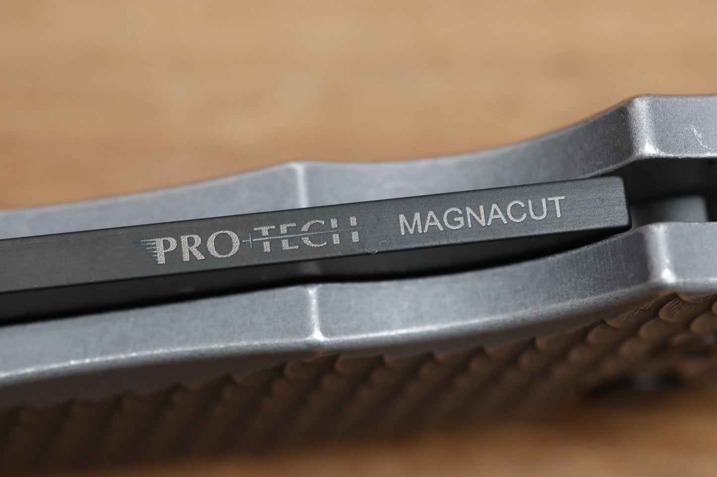 PRO-TECH MALIBU BATTLEWORN GRAY ALUMINUM “DRAGON SCALE” HANDLE & DLC MAGNACUT REVERSE TANTO 5436-BW GREY