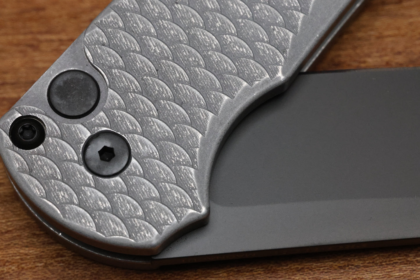 PRO-TECH MALIBU BATTLEWORN GRAY ALUMINUM “DRAGON SCALE” HANDLE & DLC MAGNACUT REVERSE TANTO 5436-BW GREY