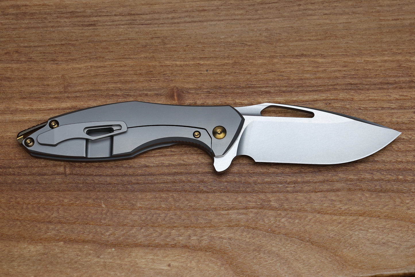 KOENIG KNIVES ARIUS - PINSTRIPE TITANIUM HANDLE - BRONZE HARDWARE - BURNISHED W/ POLISHED FLATS M390 BLADE