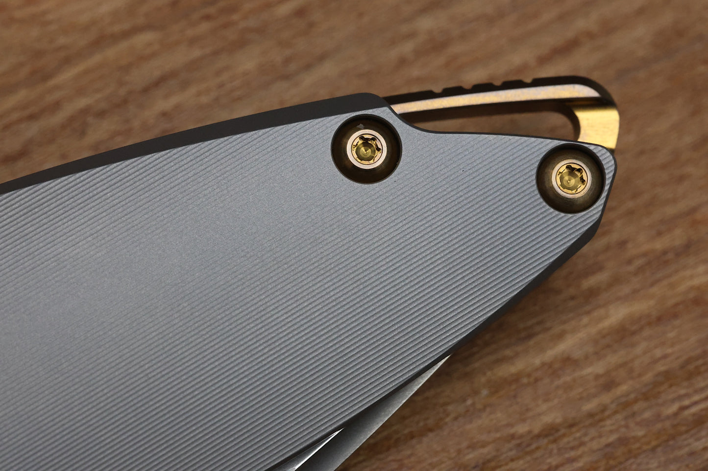 KOENIG KNIVES ARIUS - PINSTRIPE TITANIUM HANDLE - BRONZE HARDWARE - BURNISHED W/ POLISHED FLATS M390 BLADE