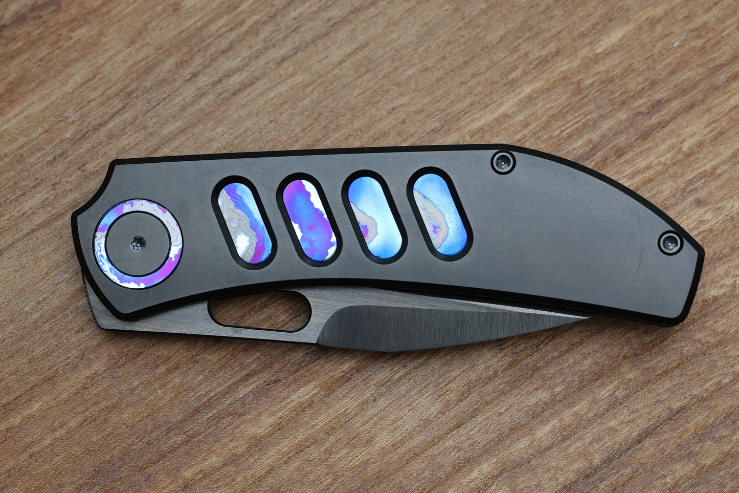 YAN’S CHEVRON- MAGNACUT DLC TITANIUM FRONT FLIPPER WITH ZIRCUTI INLAY THUMB HOLE