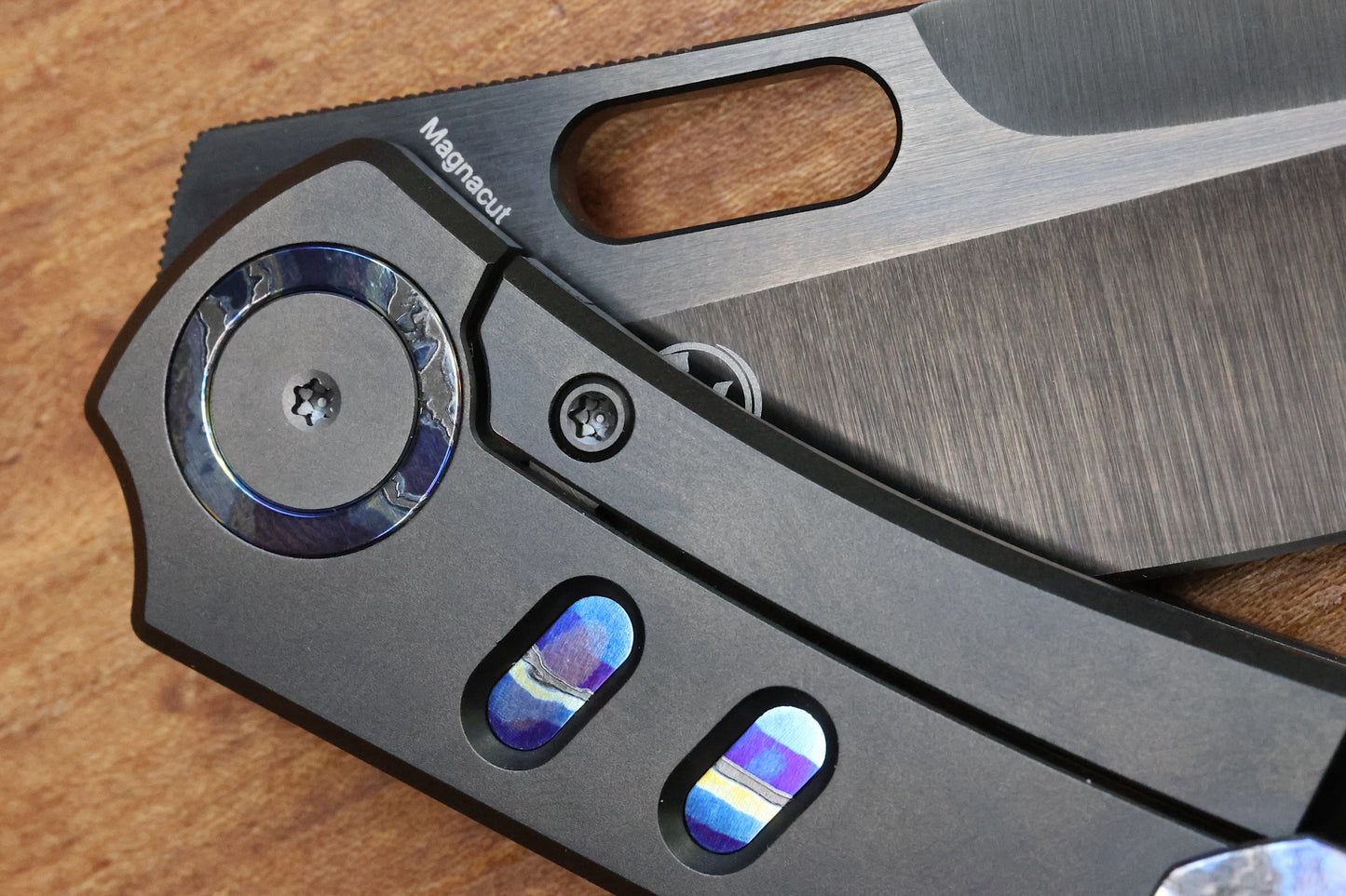 YAN’S CHEVRON- MAGNACUT DLC TITANIUM FRONT FLIPPER WITH ZIRCUTI INLAY THUMB HOLE