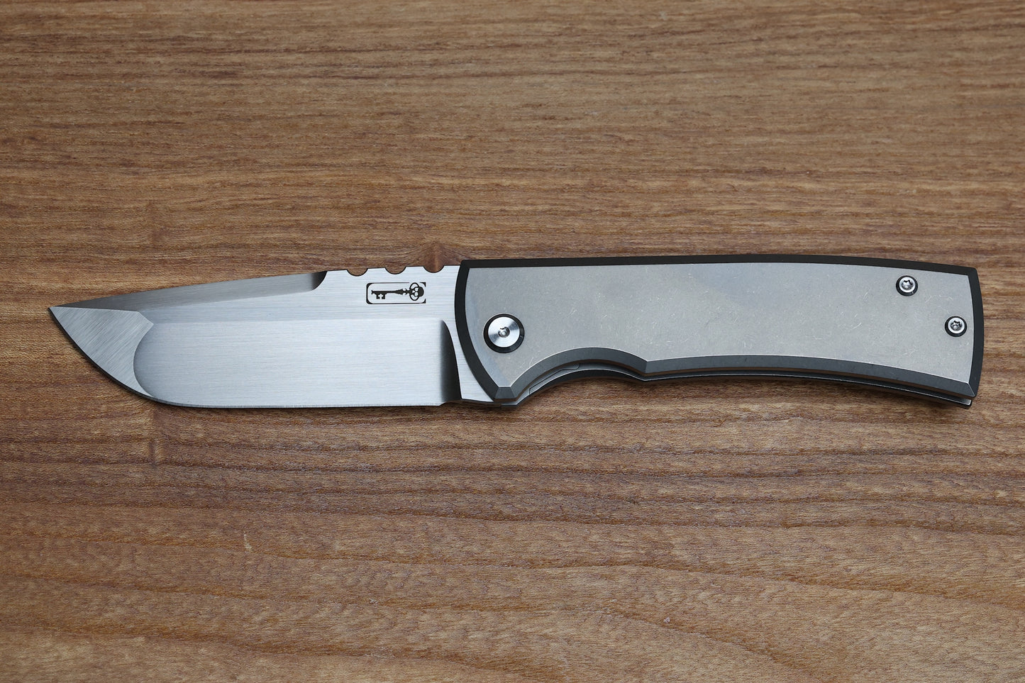 CHAVES ULTRAMAR REDENCION 229 KICKSTOP – DROP POINT M390 BLADE – TITANIUM HANDLE MOKUTI ACCENTS