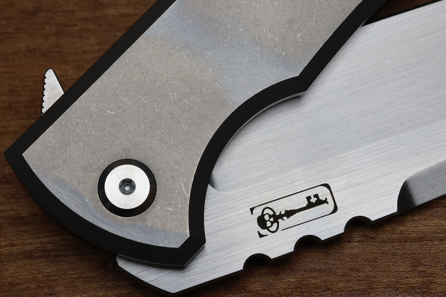 CHAVES ULTRAMAR REDENCION 229 KICKSTOP – DROP POINT M390 BLADE – TITANIUM HANDLE MOKUTI ACCENTS