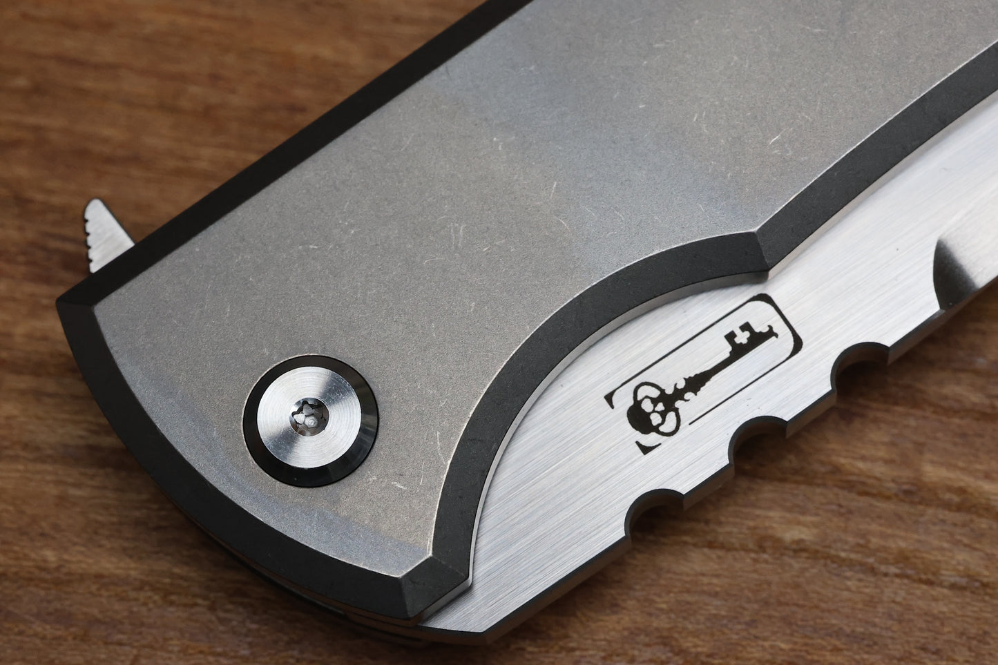 CHAVES ULTRAMAR REDENCION 229 KICKSTOP – DROP POINT M390 BLADE – TITANIUM HANDLE MOKUTI ACCENTS