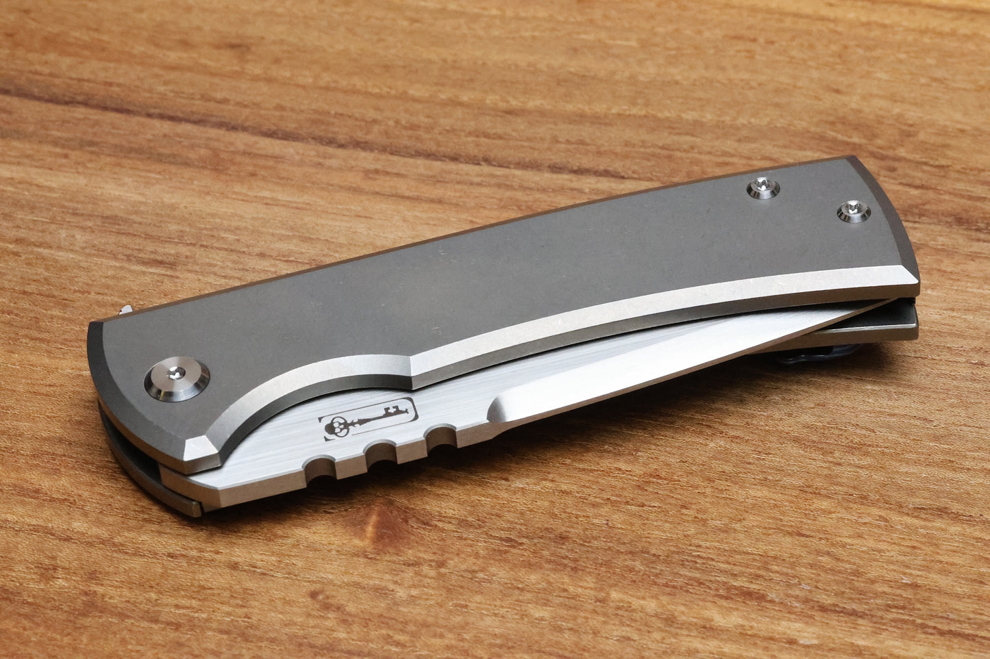 CHAVES ULTRAMAR REDENCION 229 KICKSTOP – DROP POINT M390 BLADE – TITANIUM HANDLE MOKUTI ACCENTS