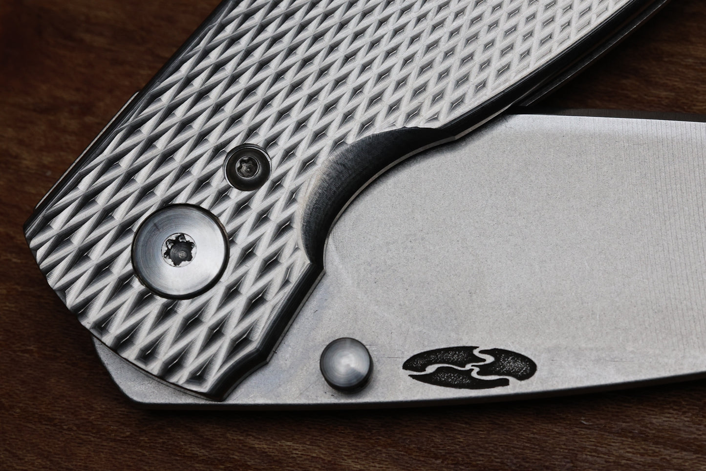 THREE RIVERS MANUFACTURING NEUTRON 2 FOLDING KNIFE DIAMOND TEXTURE TITANIUM 3" 20CV STONEWASH