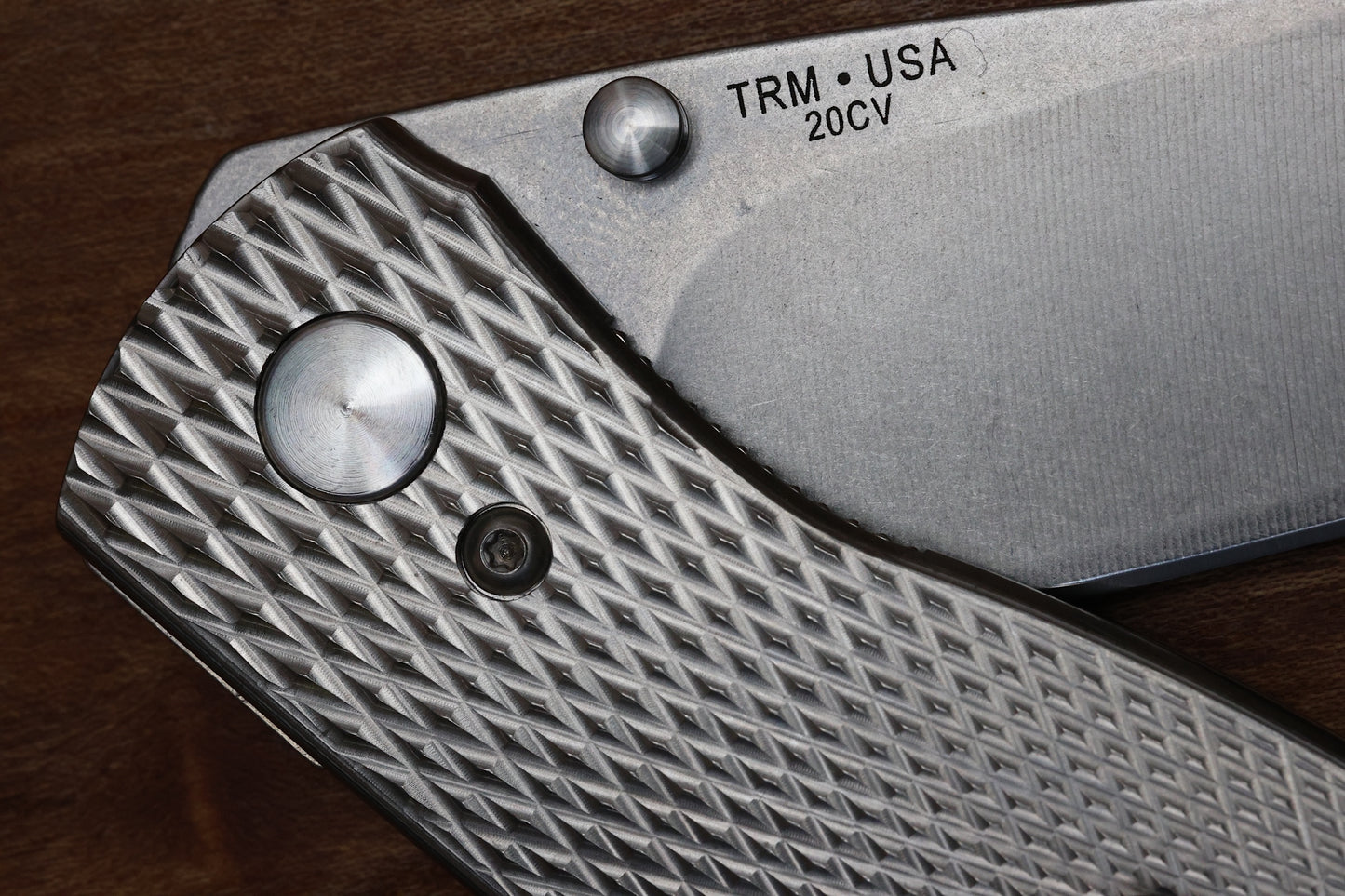 THREE RIVERS MANUFACTURING NEUTRON 2 FOLDING KNIFE DIAMOND TEXTURE TITANIUM 3" 20CV STONEWASH