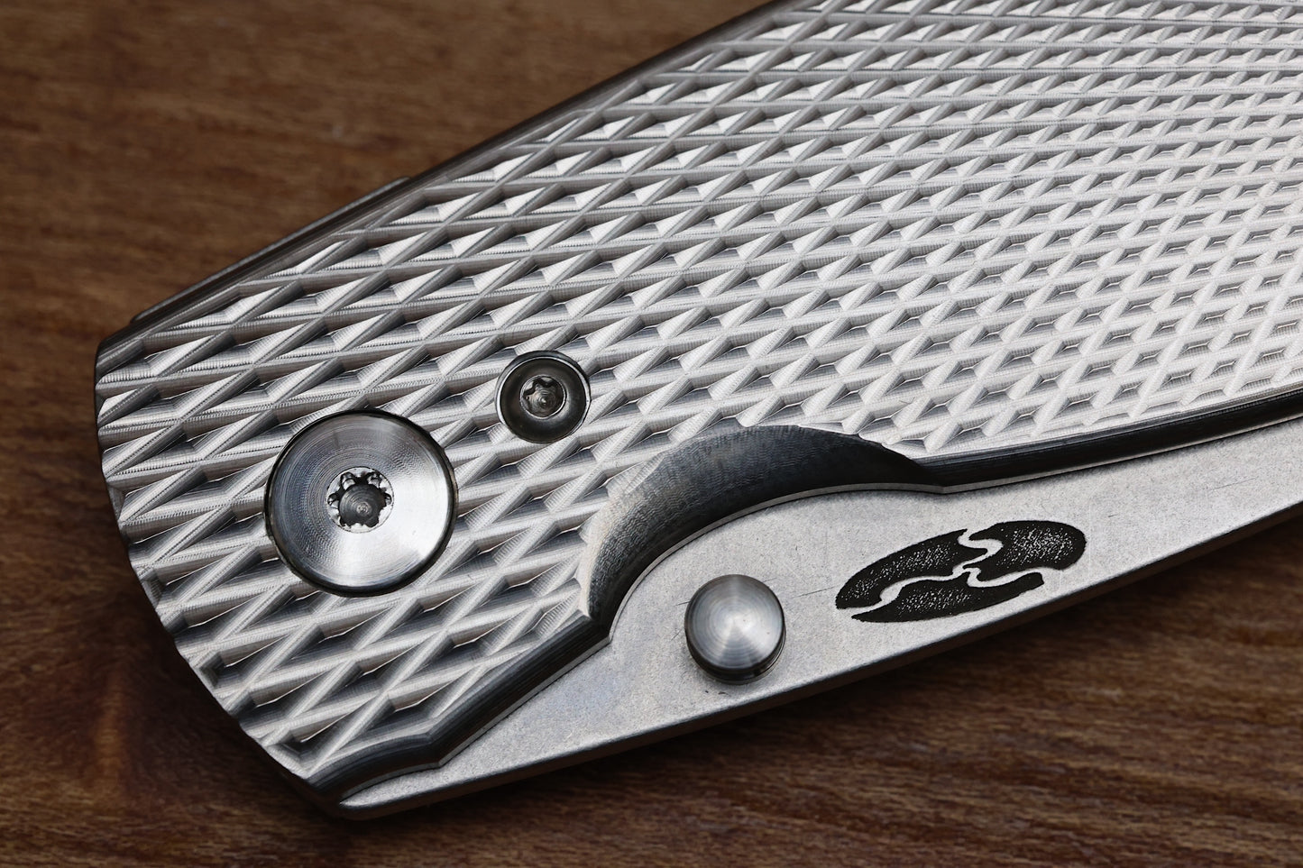 THREE RIVERS MANUFACTURING NEUTRON 2 FOLDING KNIFE DIAMOND TEXTURE TITANIUM 3" 20CV STONEWASH