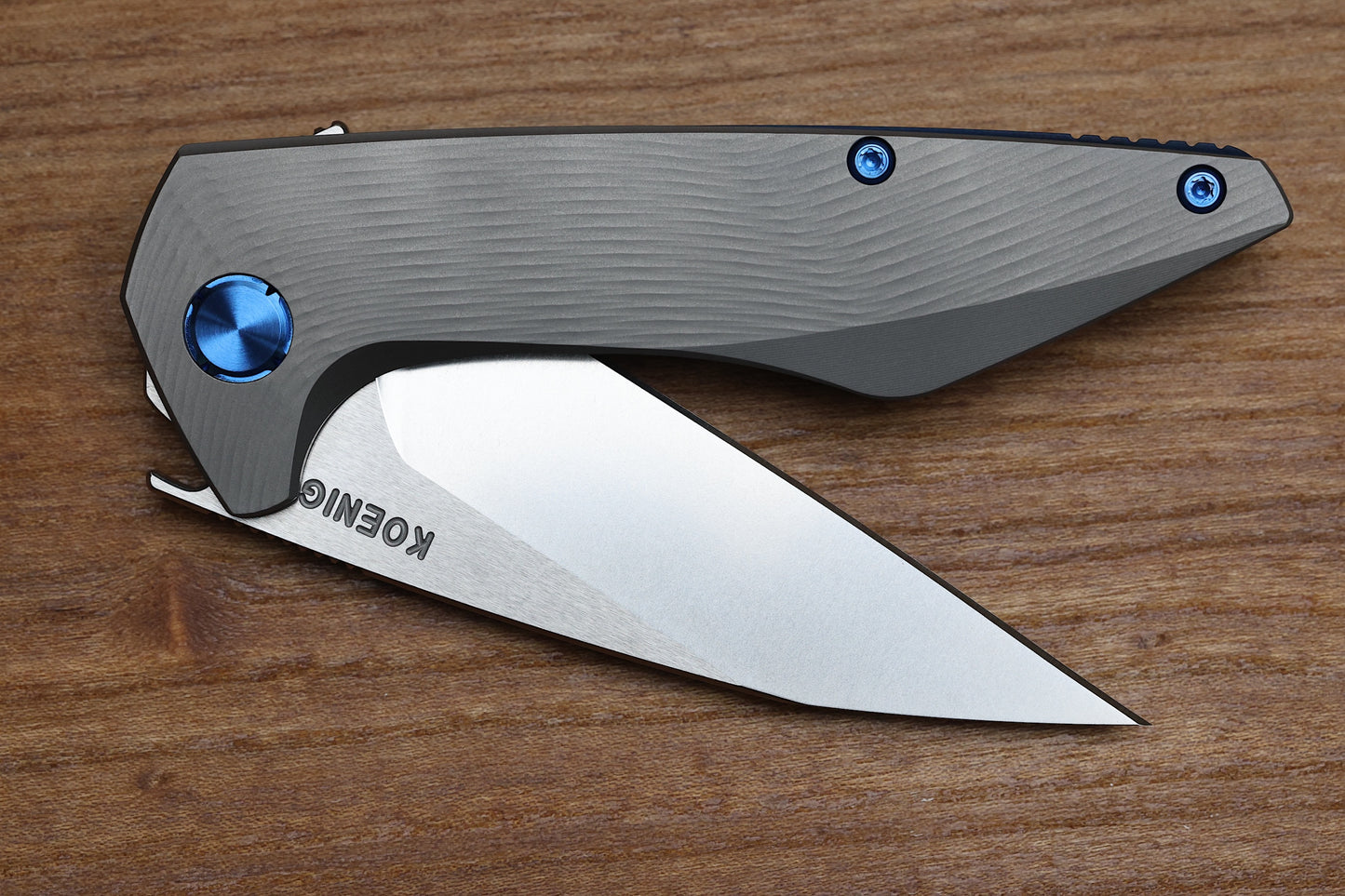 KOENIG MINI GOBLIN - SEA PATTERN TITANIUM HANDLE - BRIGHTWASHED W/ POLISHED FLATS M390 BLADE