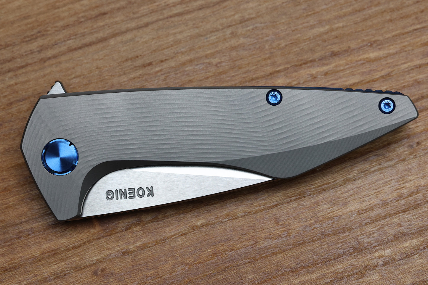 KOENIG MINI GOBLIN - SEA PATTERN TITANIUM HANDLE - BRIGHTWASHED W/ POLISHED FLATS M390 BLADE