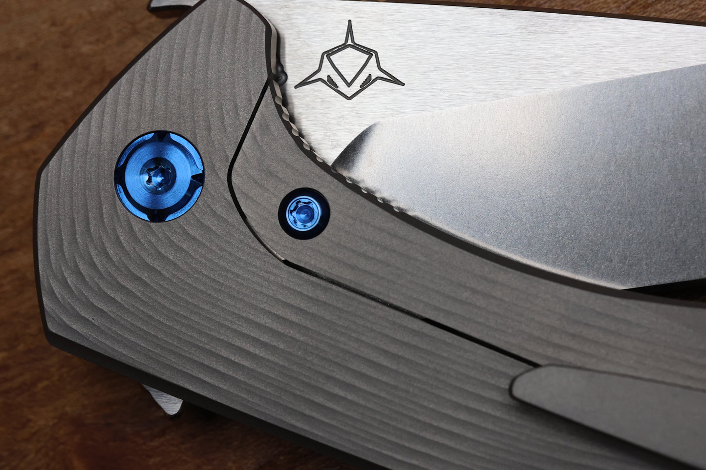 KOENIG MINI GOBLIN - SEA PATTERN TITANIUM HANDLE - BRIGHTWASHED W/ POLISHED FLATS M390 BLADE