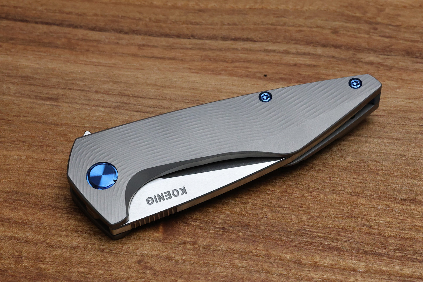 KOENIG MINI GOBLIN - SEA PATTERN TITANIUM HANDLE - BRIGHTWASHED W/ POLISHED FLATS M390 BLADE