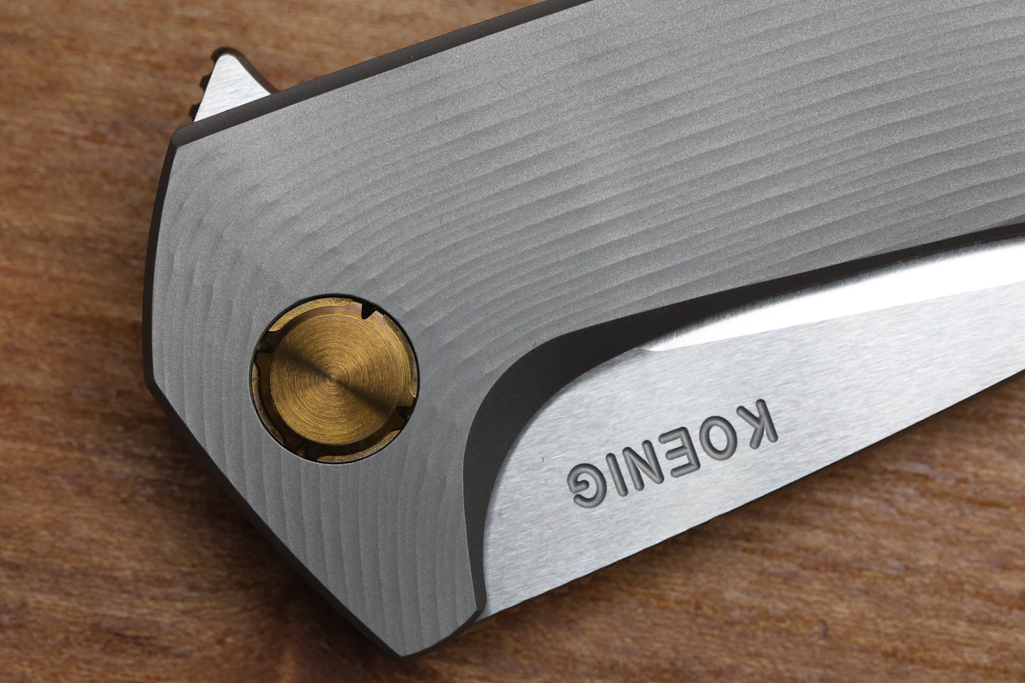 KOENIG MINI GOBLIN - SEA PATTERN TITANIUM HANDLE - BRIGHTWASHED W/ POLISHED FLATS M390 BLADE