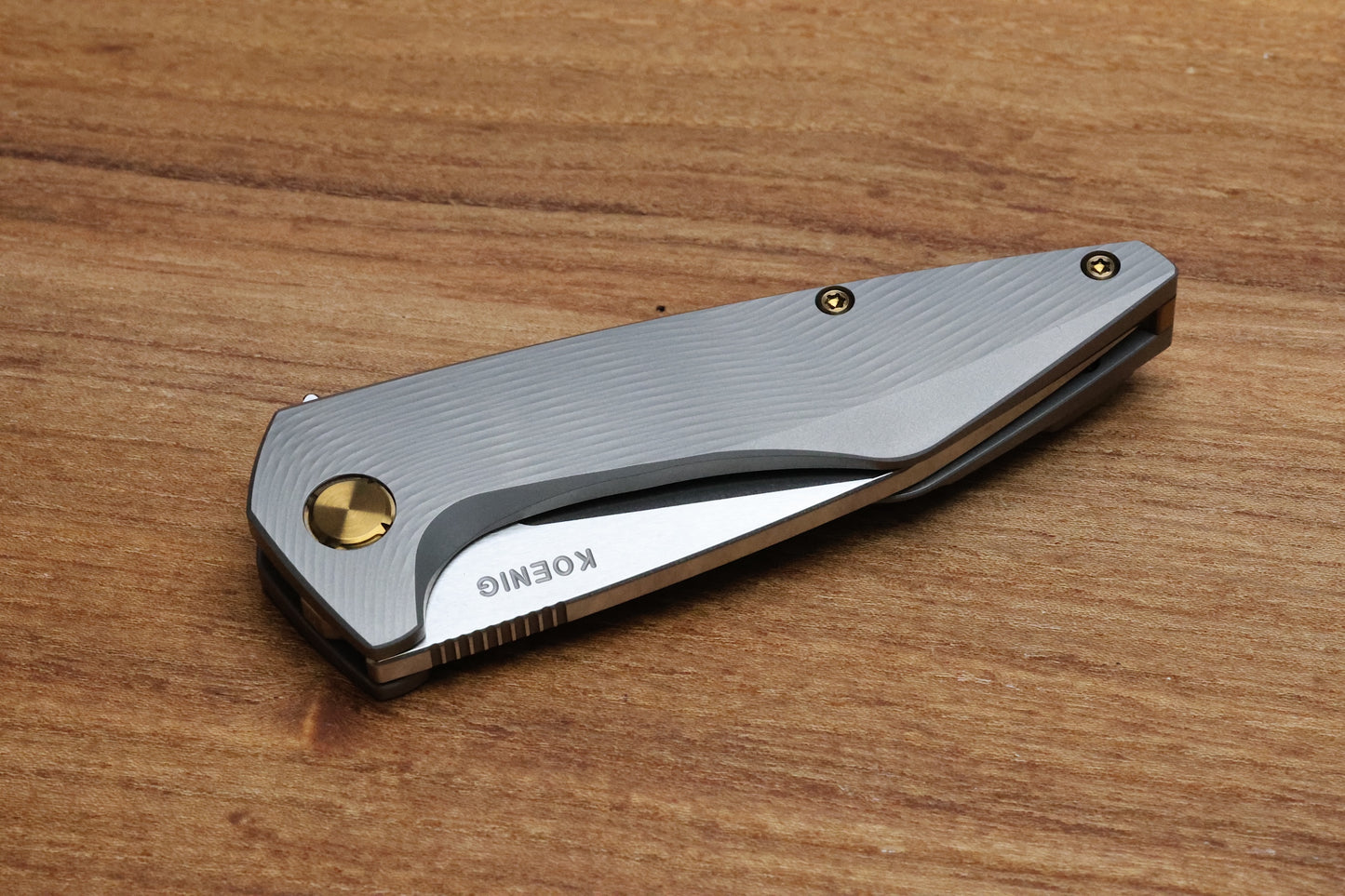 KOENIG MINI GOBLIN - SEA PATTERN TITANIUM HANDLE - BRIGHTWASHED W/ POLISHED FLATS M390 BLADE