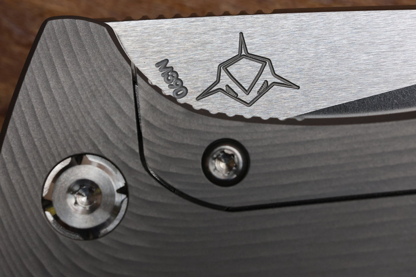 KOENIG MINI GOBLIN - SEA PATTERN TITANIUM HANDLE - BRIGHTWASHED W/ POLISHED FLATS M390 BLADE