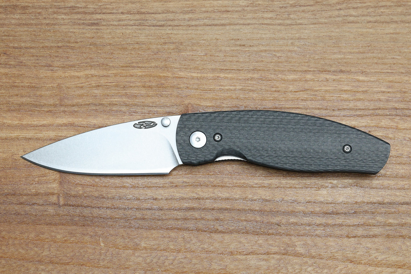 THREE RIVERS MANUFACTURING NEUTRON 2 FOLDING KNIFE SMOOTH CARBON FIBER 3" 20CV STONEWASH