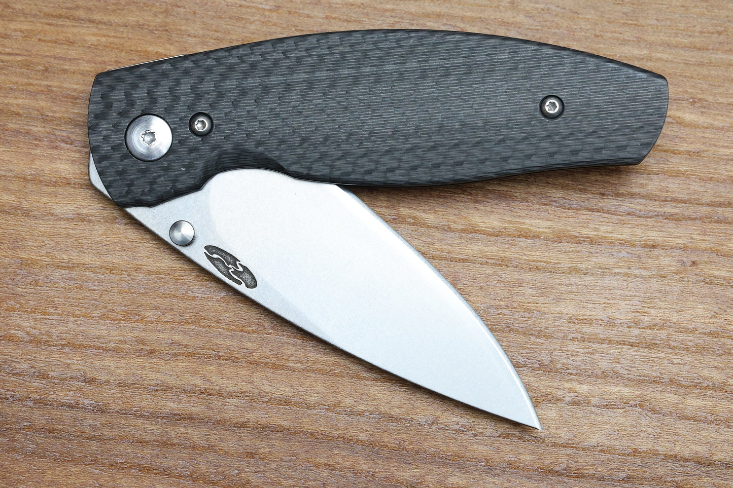 THREE RIVERS MANUFACTURING NEUTRON 2 FOLDING KNIFE SMOOTH CARBON FIBER 3" 20CV STONEWASH