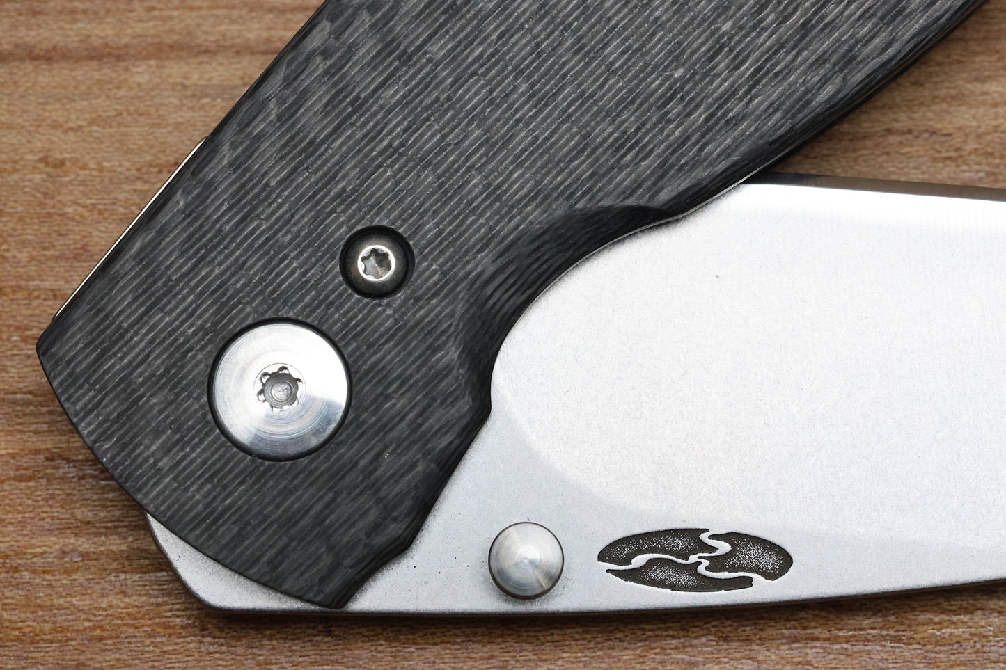 THREE RIVERS MANUFACTURING NEUTRON 2 FOLDING KNIFE SMOOTH CARBON FIBER 3" 20CV STONEWASH