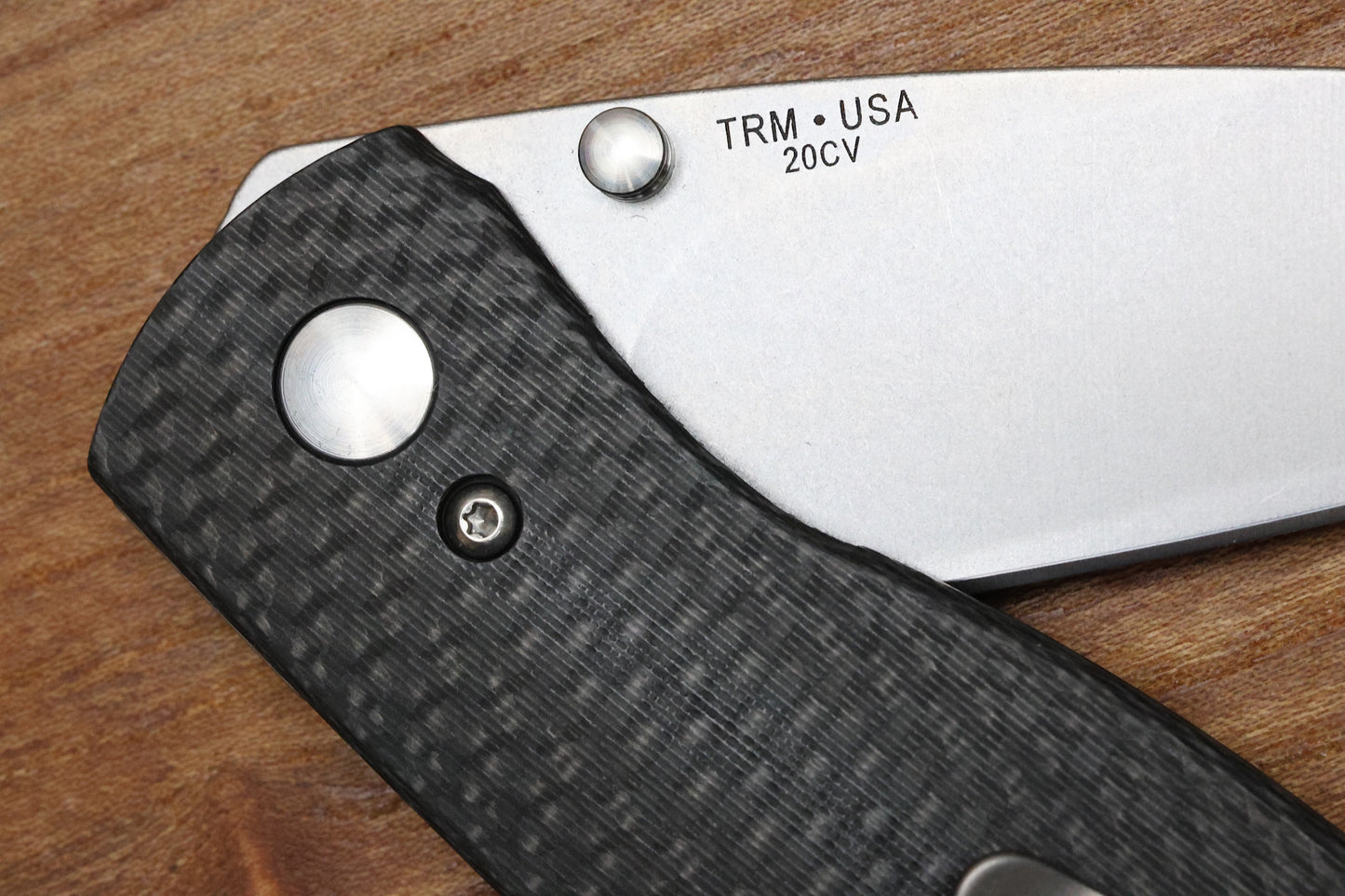THREE RIVERS MANUFACTURING NEUTRON 2 FOLDING KNIFE SMOOTH CARBON FIBER 3" 20CV STONEWASH
