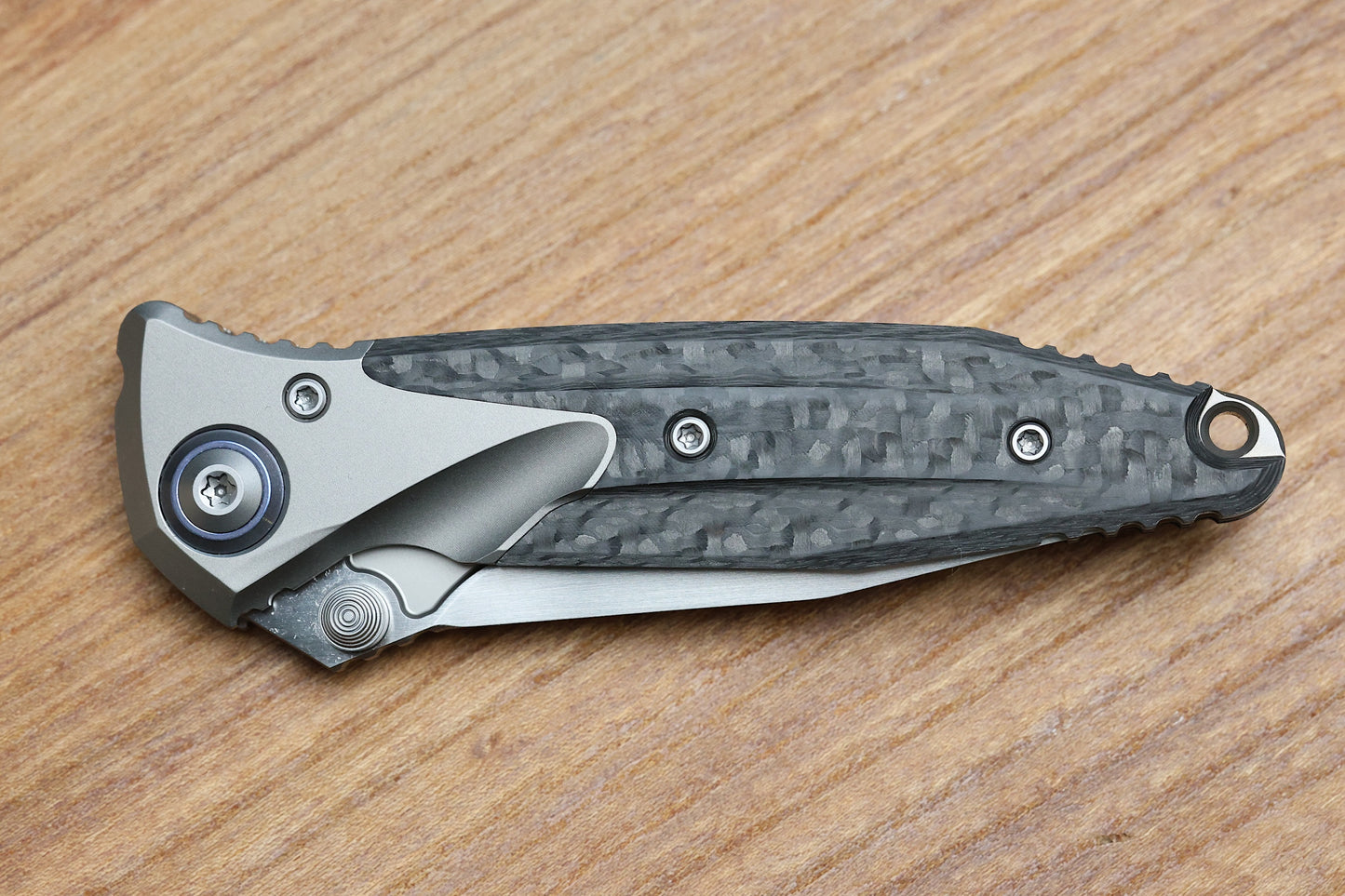 MICROTECH KNIVES SOCOM BRAVO MINI SPEAR POINT HAND SATIN W/ BLUE TI PIVOT COLLARS & CARBON FIBER SCALES 262M-4 CFTI