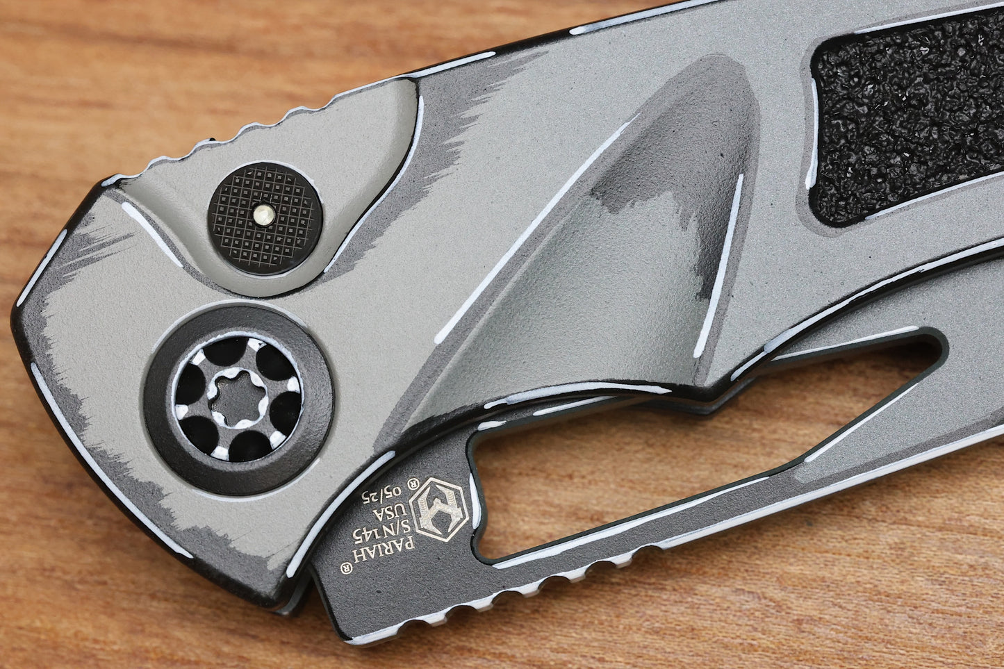 HERETIC KNIVES PARIAH M/A BUTTON LOCK CEL SHADE GRAY ALUMINUM HANDLES W/ MAGNACUT & TRITIUM INLAID BUTTON