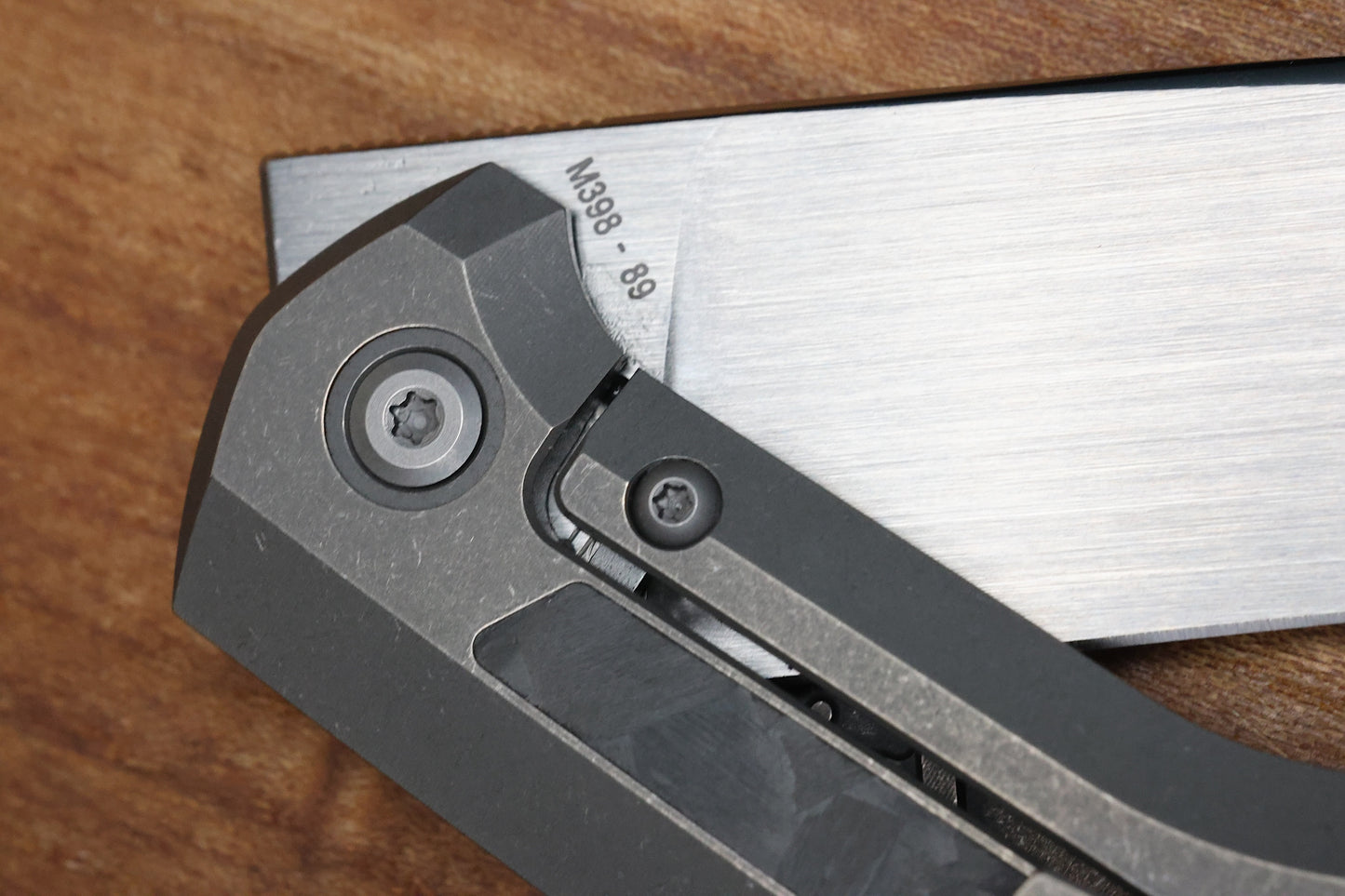 CUSTOM KNIFE FACTORY FIF18 TUMBLED TITANIUM HANDLES W/ CARBON FIBER INLAY & M398
