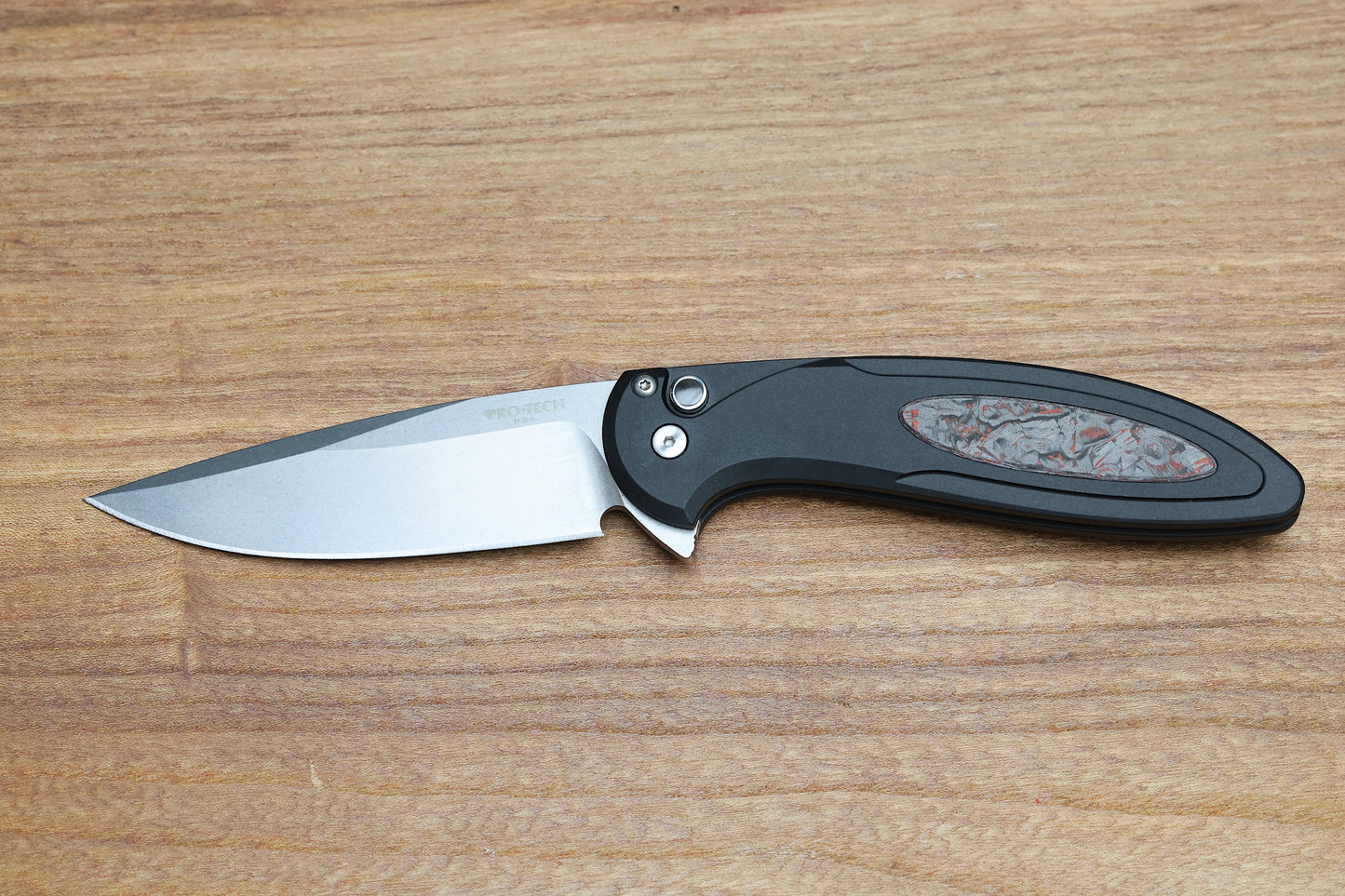 PRO-TECH CAMBRIA 2 - CF2101-LTD TC RED - BLACK ALUMINUM HANDLE - RED TECHOCARBO INLAY - MAGNACUT BLADE