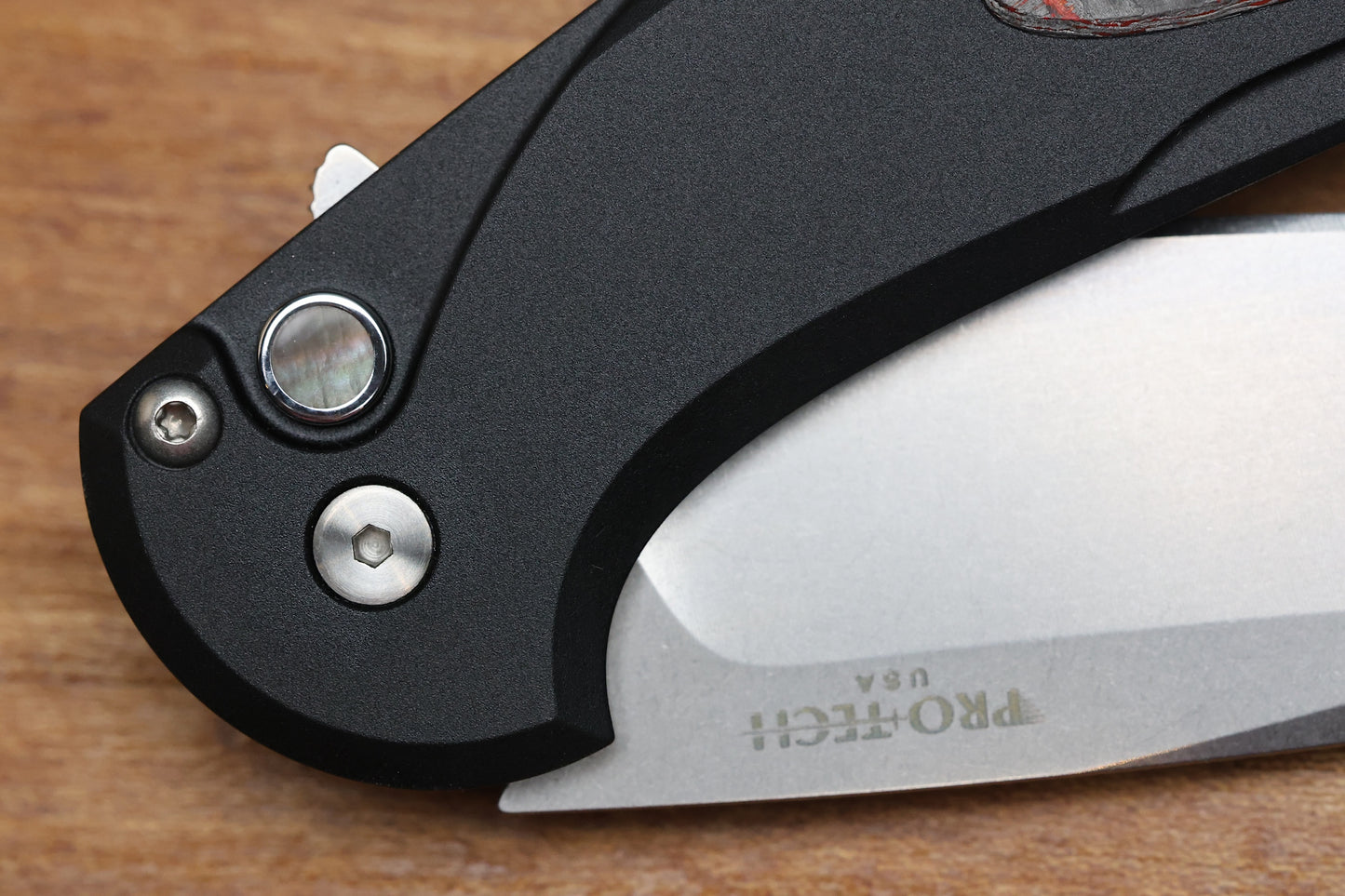 PRO-TECH CAMBRIA 2 - CF2101-LTD TC RED - BLACK ALUMINUM HANDLE - RED TECHOCARBO INLAY - MAGNACUT BLADE