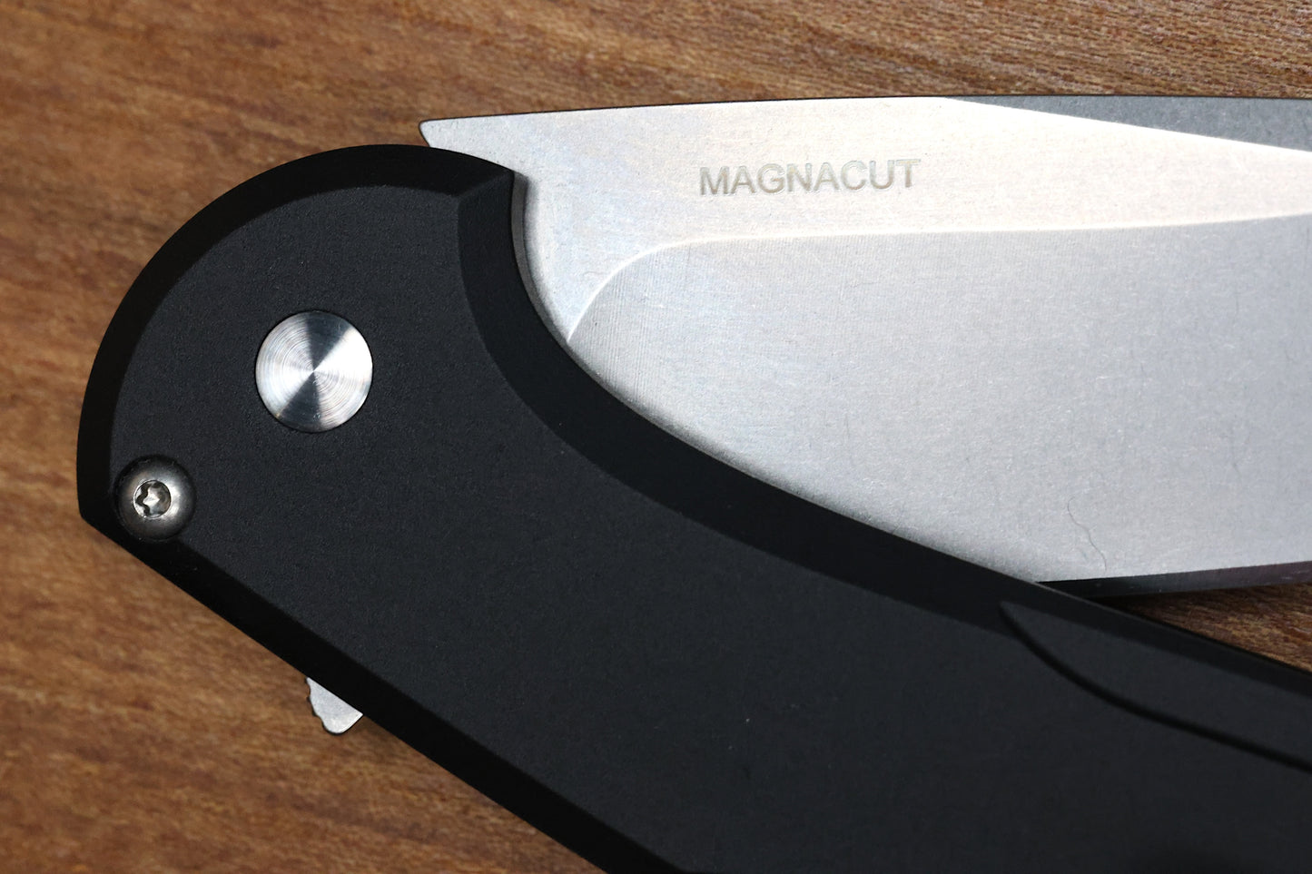 PRO-TECH CAMBRIA 2 - CF2101-LTD TC RED - BLACK ALUMINUM HANDLE - RED TECHOCARBO INLAY - MAGNACUT BLADE