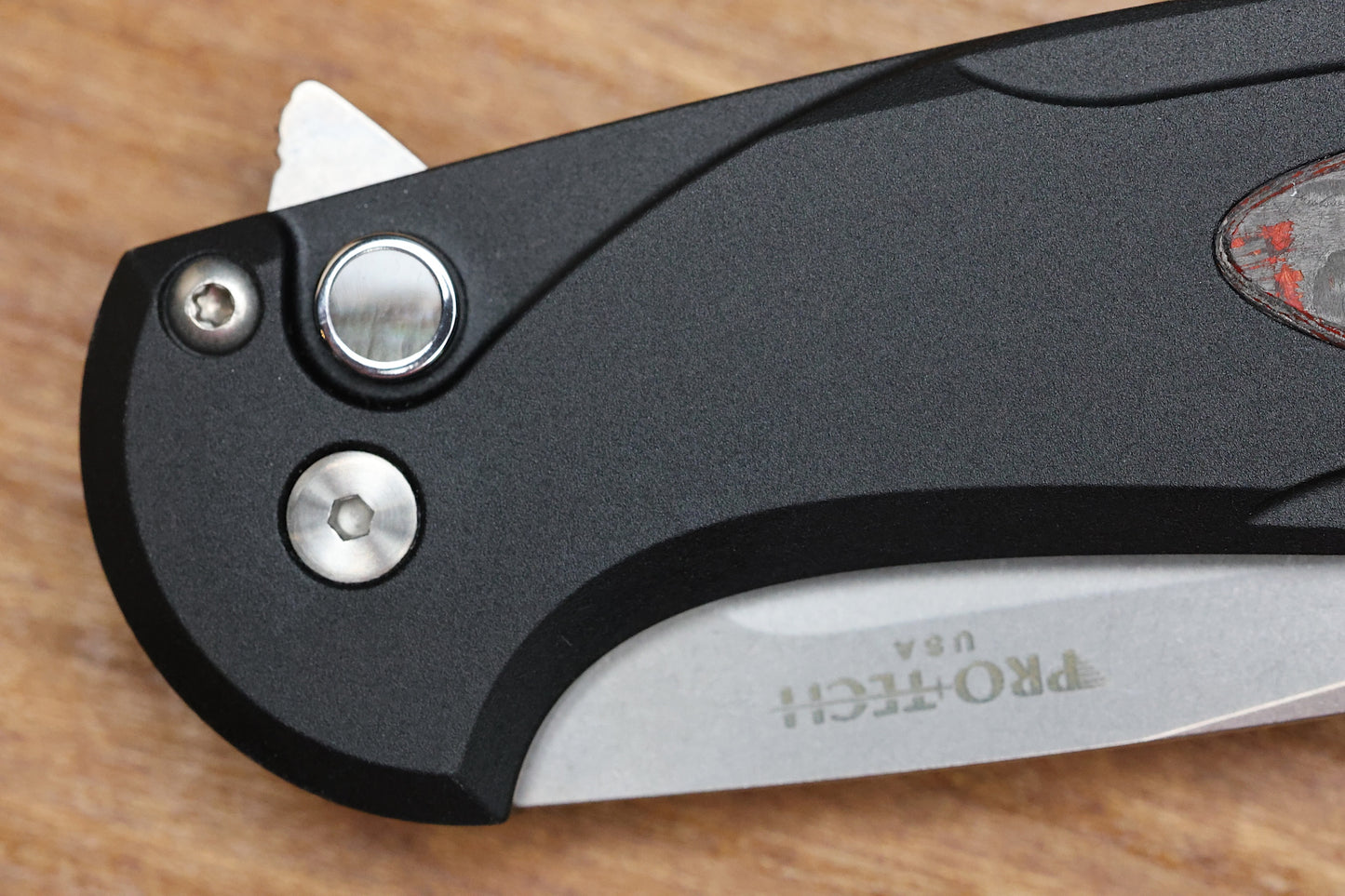 PRO-TECH CAMBRIA 2 - CF2101-LTD TC RED - BLACK ALUMINUM HANDLE - RED TECHOCARBO INLAY - MAGNACUT BLADE