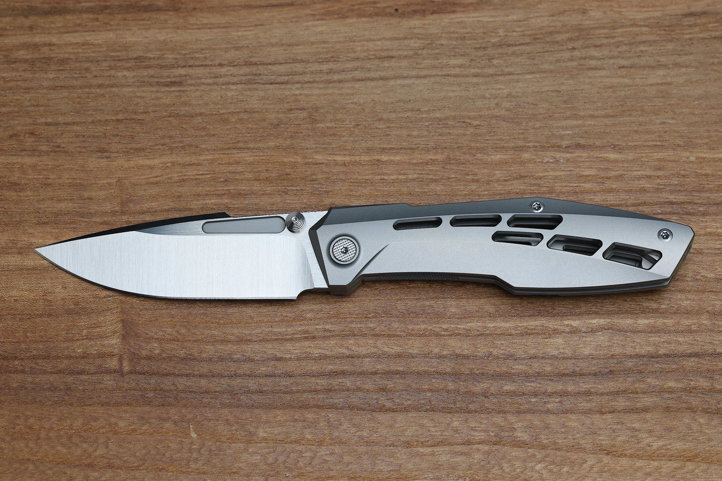 NULL KNIVES RAIDEN R2 - AERO TITANIUM GLASS BEADBLAST HANDLE - BELT SATIN MAGNACUT BLADE