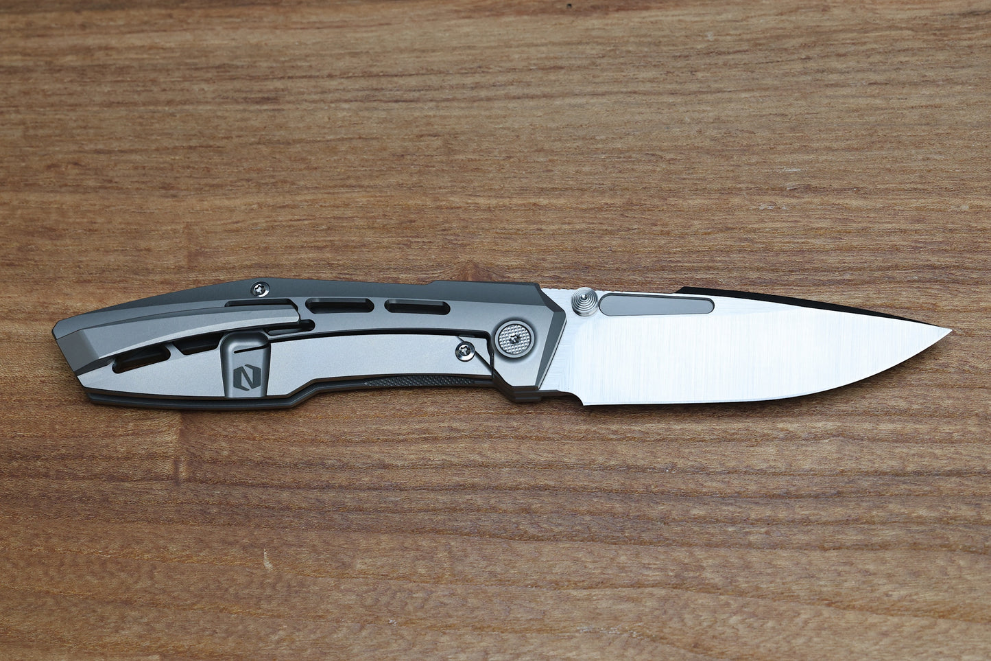 NULL KNIVES RAIDEN R2 - AERO TITANIUM GLASS BEADBLAST HANDLE - BELT SATIN MAGNACUT BLADE