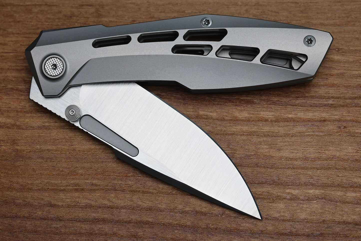 NULL KNIVES RAIDEN R2 - AERO TITANIUM GLASS BEADBLAST HANDLE - BELT SATIN MAGNACUT BLADE