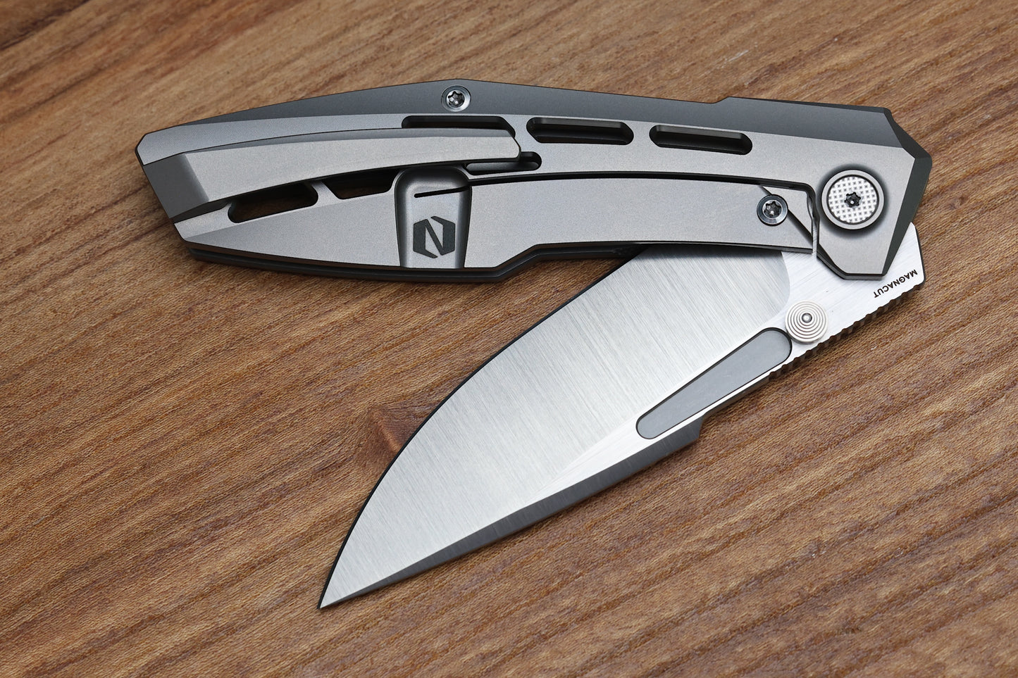NULL KNIVES RAIDEN R2 - AERO TITANIUM GLASS BEADBLAST HANDLE - BELT SATIN MAGNACUT BLADE