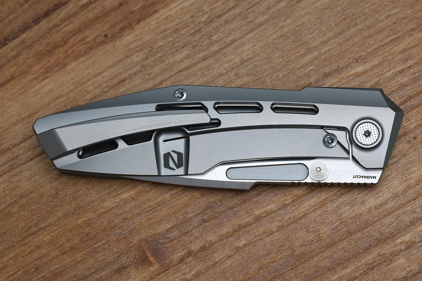 NULL KNIVES RAIDEN R2 - AERO TITANIUM GLASS BEADBLAST HANDLE - BELT SATIN MAGNACUT BLADE