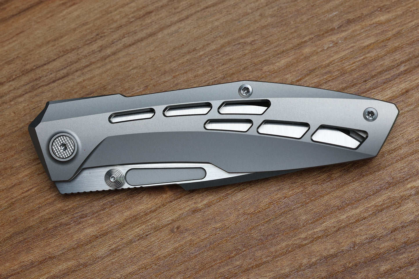 NULL KNIVES RAIDEN R2 - AERO TITANIUM GLASS BEADBLAST HANDLE - BELT SATIN MAGNACUT BLADE