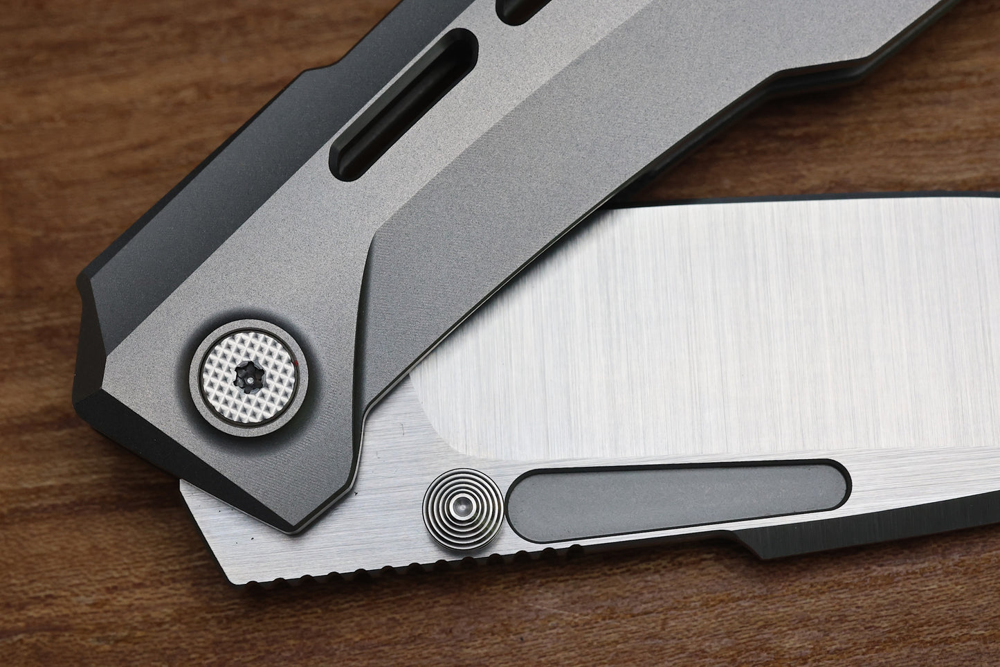 NULL KNIVES RAIDEN R2 - AERO TITANIUM GLASS BEADBLAST HANDLE - BELT SATIN MAGNACUT BLADE